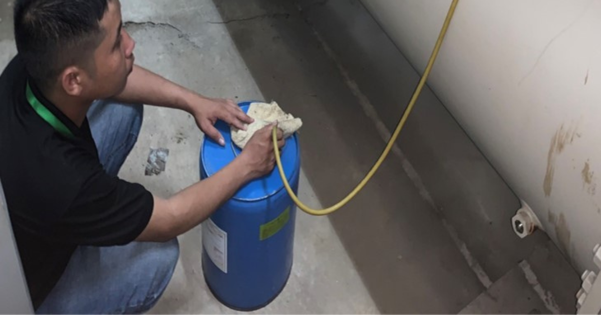 Một thợ chuyên nghiệp đang bảo dưỡng và vệ sinh định kỳ hệ thống điều hòa cho biệt thự.