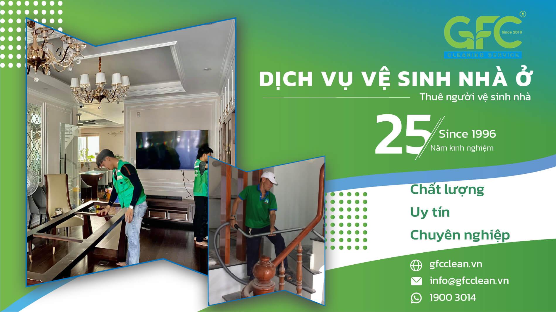 Một người phụ nữ đang lau chùi bề mặt đá lát cầu thang bằng khăn mềm và dung dịch chuyên dụng, thể hiện sự sạch sẽ, trong một ngôi nhà hiện đại với ánh sáng tự nhiên.