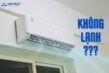 Một người phụ nữ đang đo diện tích phòng với thước dây, cân nhắc các yếu tố ảnh hưởng đến việc chọn công suất máy lạnh.