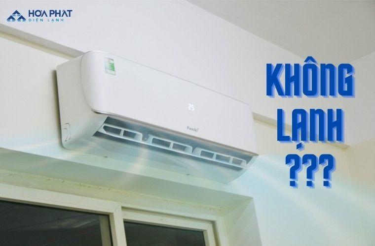 Một người phụ nữ đang đo diện tích phòng với thước dây, cân nhắc các yếu tố ảnh hưởng đến việc chọn công suất máy lạnh.