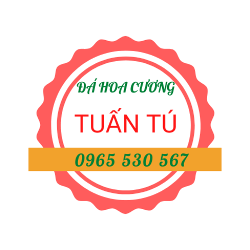 Một thợ thi công đang cẩn thận cắt và gia công tấm đá granite cho một công trình bếp hiện đại.