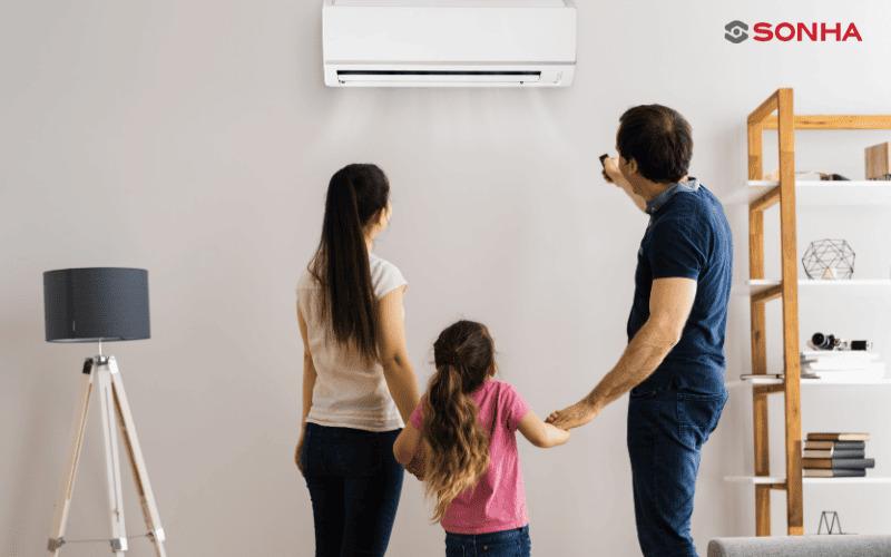 Kỹ thuật viên đang kiểm tra máy nén (block) của điều hòa kêu to, tập trung vào việc chẩn đoán nguyên nhân tiếng ồn.