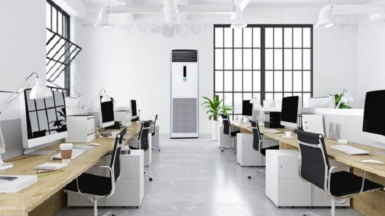 Một chiếc điều hòa tủ đứng Midea hiện đại trong không gian phòng khách rộng rãi, thể hiện công suất làm lạnh mạnh mẽ và thiết kế sang trọng, dễ dàng hòa nhập với nội thất.