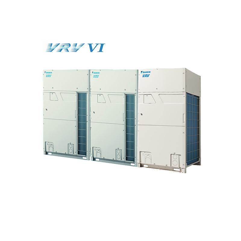 Cận cảnh một kỹ thuật viên đang kiểm tra bo mạch và các mối nối dây tín hiệu trên dàn lạnh của điều hòa trung tâm Daikin VRV, với các dụng cụ sửa chữa cơ bản xung quanh.