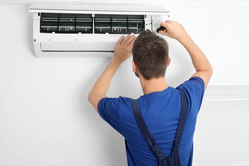 Kỹ thuật viên đang hút chân không khi lắp máy lạnh chuyên nghiệp, đảm bảo hiệu suất tối ưu