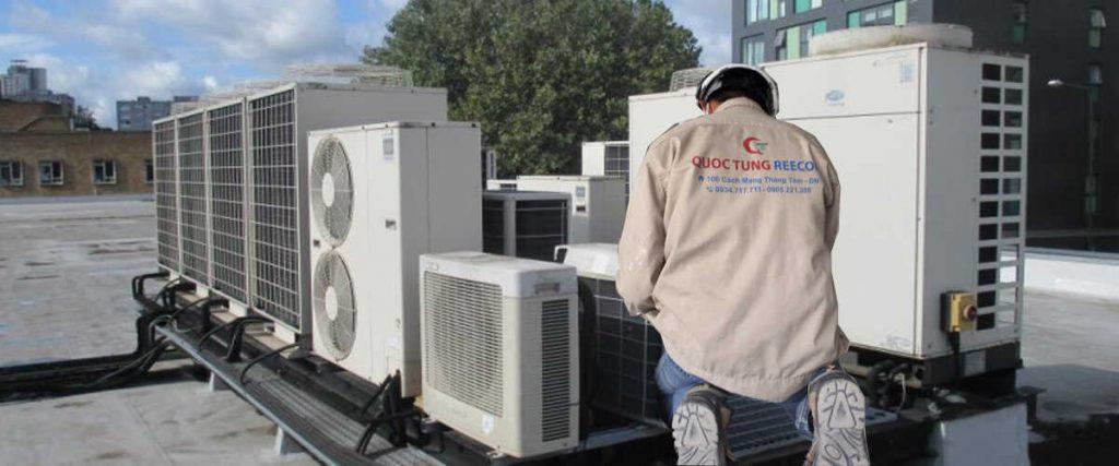 Người thợ đang khắc phục sự cố hệ thống điều hòa Daikin, tập trung vào đường ống gas và kết nối bên ngoài, thể hiện quy trình sửa chữa chuyên nghiệp.