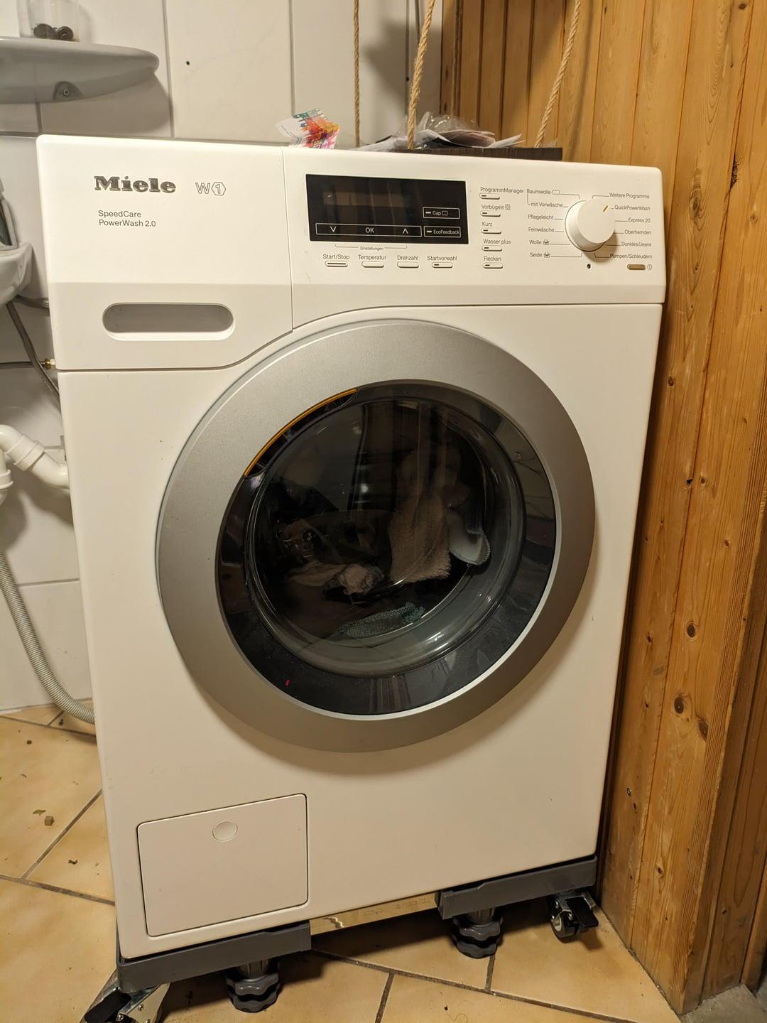 Kiểm tra và điều chỉnh chân đế giúp sửa máy giặt bị rung lắc