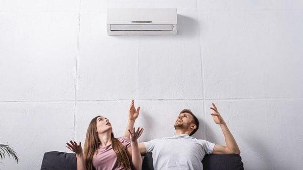 Một bàn làm việc với các linh kiện điện tử thay thế cho điều hòa Daikin như cảm biến, bo mạch, và dây điện, thể hiện tầm quan trọng của việc sử dụng phụ tùng chính hãng.