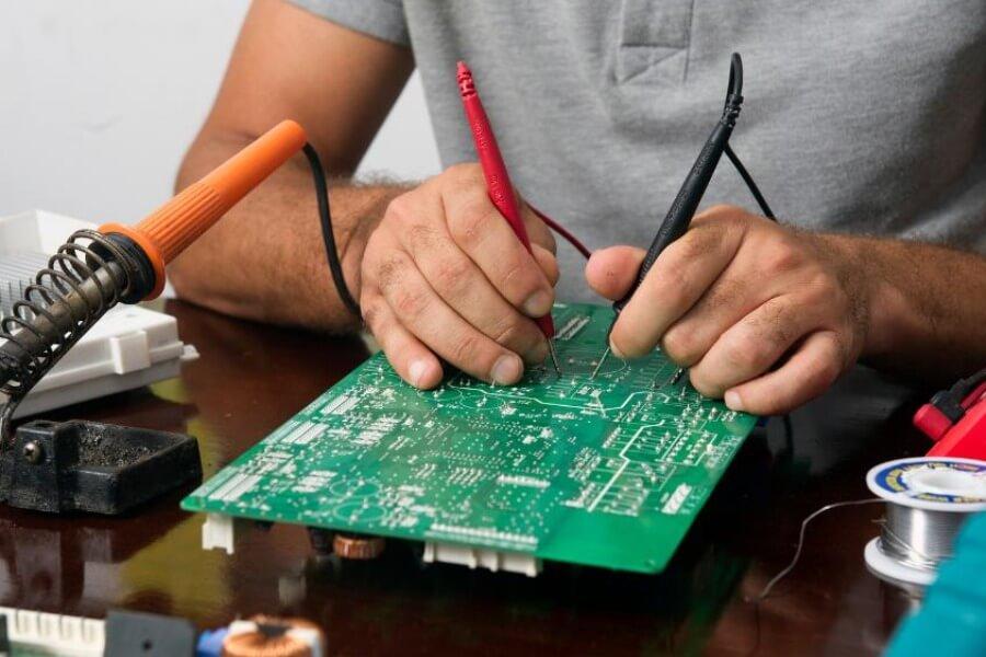 Mạch điện tử phức tạp bên trong máy lọc không khí