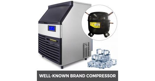 Máy làm đá viên 70kg hiện đại với thiết kế sang trọng và bảng điều khiển cảm ứng dễ sử dụng, đặt trong môi trường quán cà phê.