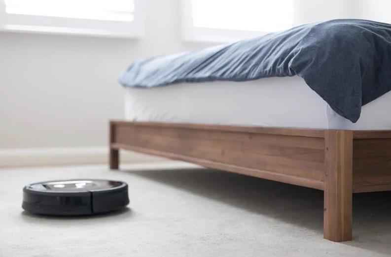 Robot lau nhà bị kẹt dưới gầm giường
