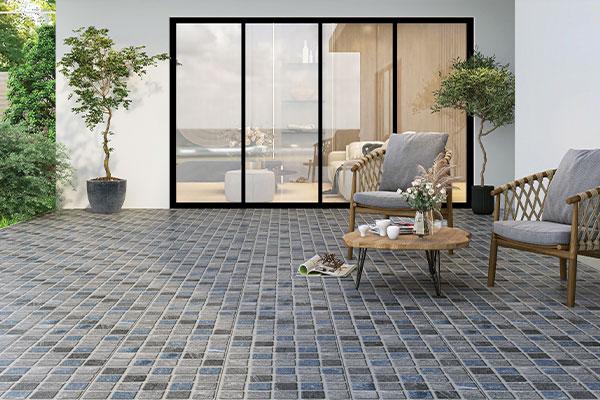 Một sân vườn lát gạch giả đá đẹp mắt, tạo không gian sống động và tự nhiên