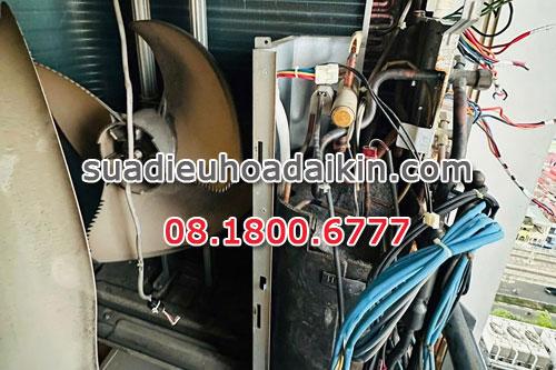 Kỹ thuật viên đang kiểm tra bo mạch dàn lạnh điều hòa Daikin để tìm nguyên nhân lỗi, thể hiện sự chuyên nghiệp và kinh nghiệm.