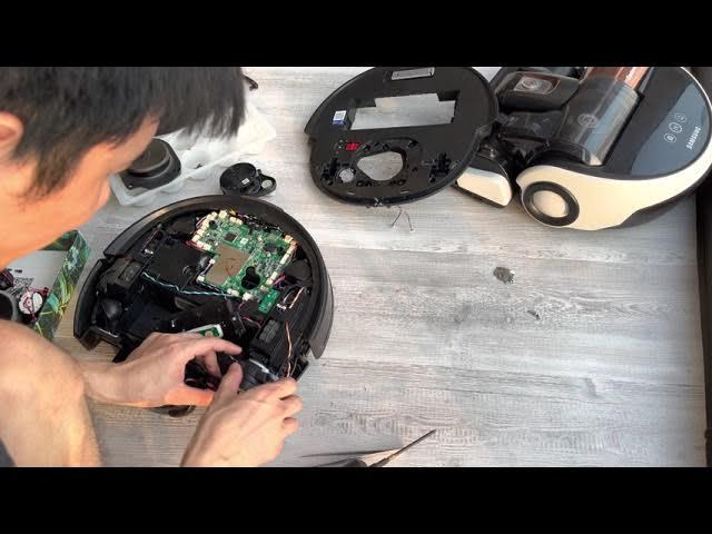 Kiểm tra bánh xe robot hút bụi Deebot