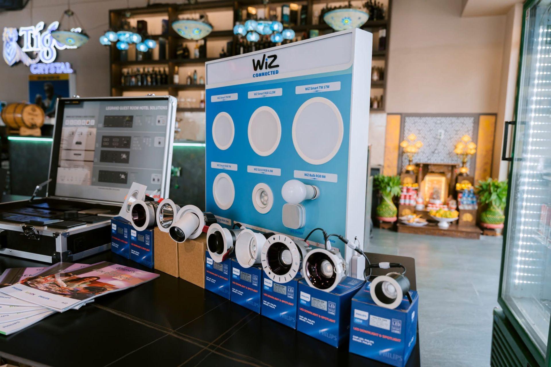 Hình ảnh minh họa hệ thống HVAC trong thi công cơ điện M&E đang được lắp đặt trên cao của một tòa nhà.