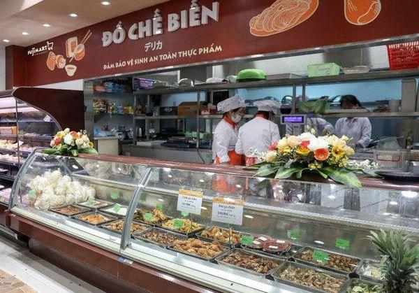 Nhân viên Thiên Bình Group đang tư vấn máy làm đá cho khách hàng tại văn phòng hiện đại